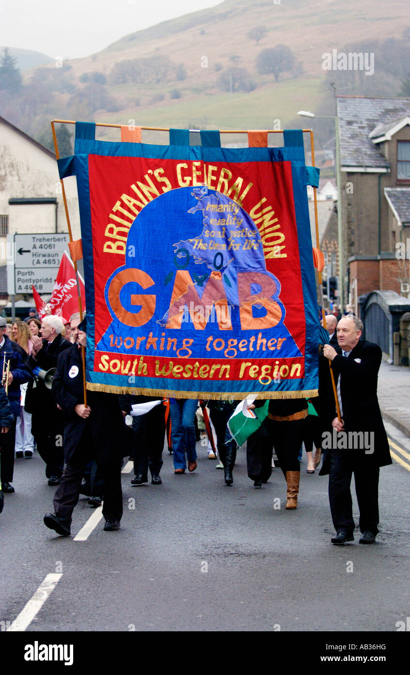 I dipendenti di Burberry guidato dal sindacato banner marzo thru Treorchy dopo essere stati licenziati dalla società Rhondda Valley Galles Foto Stock