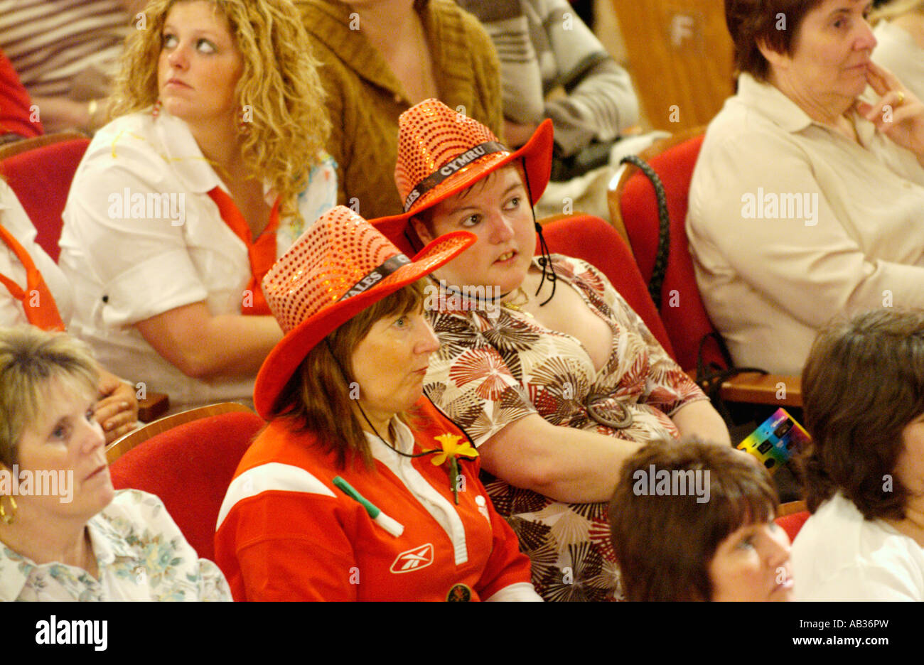 I dipendenti di Burberry Treorchy Rhondda Valley Wales UK a riunione in Parc e il coraggio di teatro dopo essere stato licenziato dalla società Foto Stock