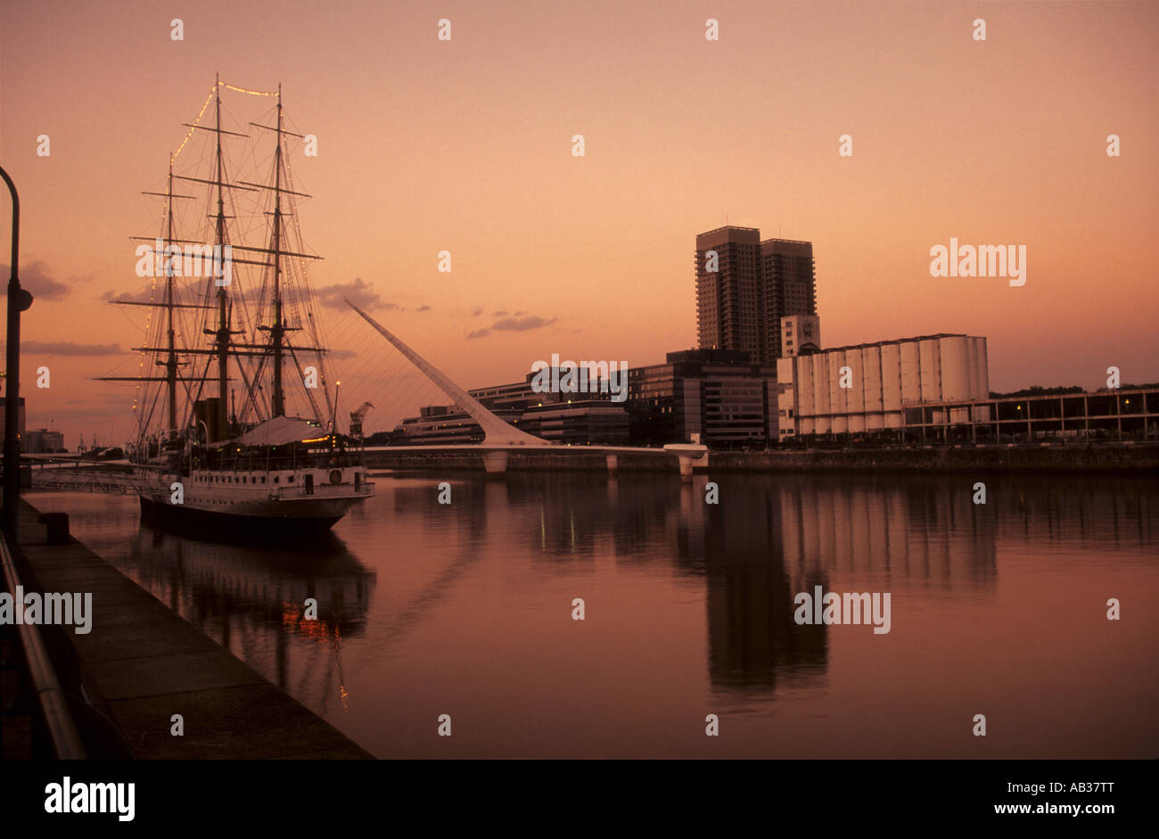 Sarmiento fregata al tramonto e Puente de la Mujer, Puerto Madero Buenos Aires, Argentina Foto Stock