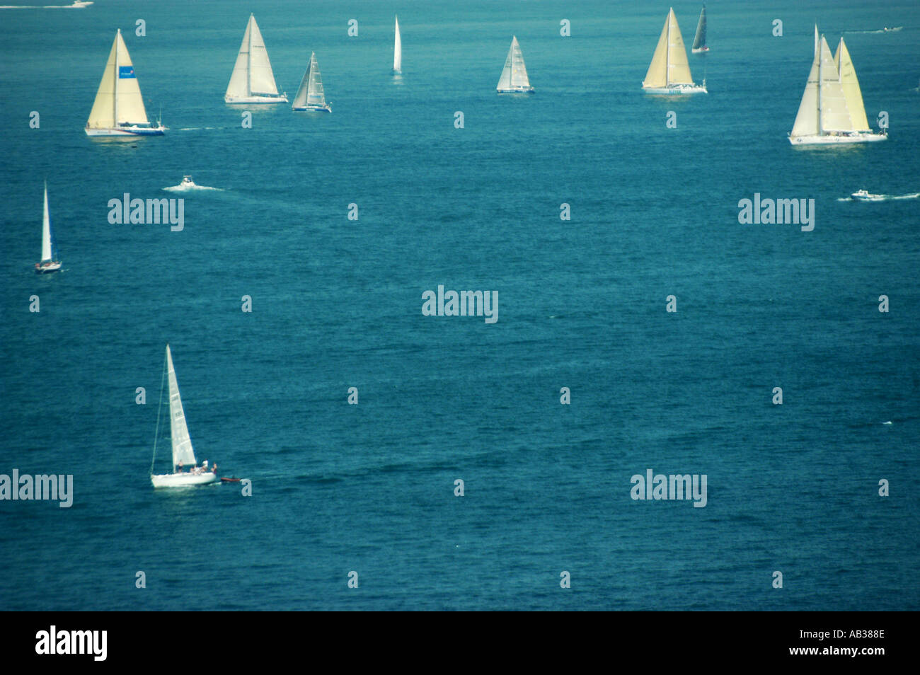 Barche in mare nebuloso competere nel Fastnet 2003 gara off gli aghi Il Solent Isle of Wight Hampshire REGNO UNITO Inghilterra estate 20 Foto Stock