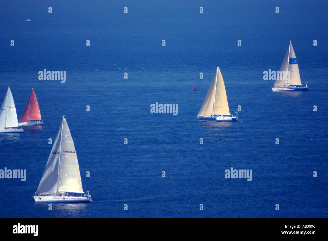 Barche in mare nebuloso competere nel Fastnet 2003 gara off gli aghi Il Solent Isle of Wight Hampshire REGNO UNITO Inghilterra estate 20 Foto Stock