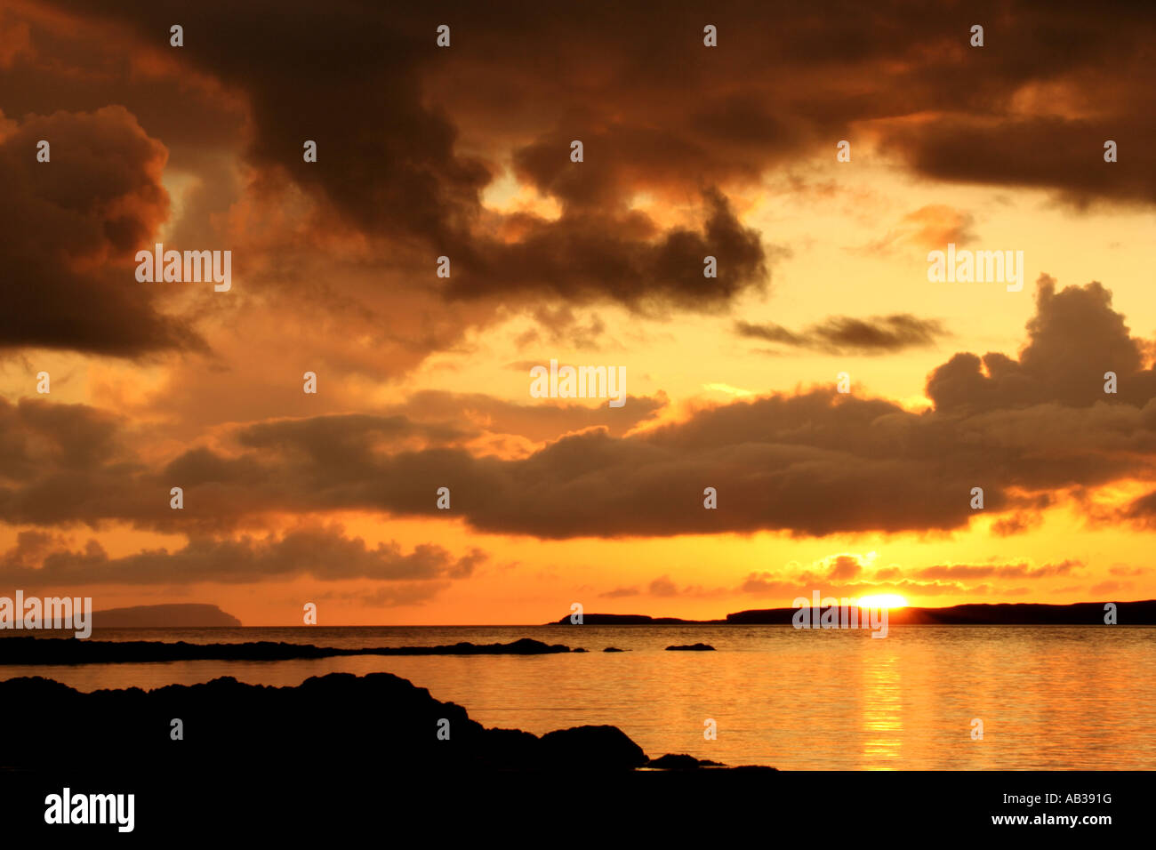 Sun split nuvole, Ob Gauscavaig bay,Tokavaig, isola di Skye, Highlands,Scozia,UK Foto Stock