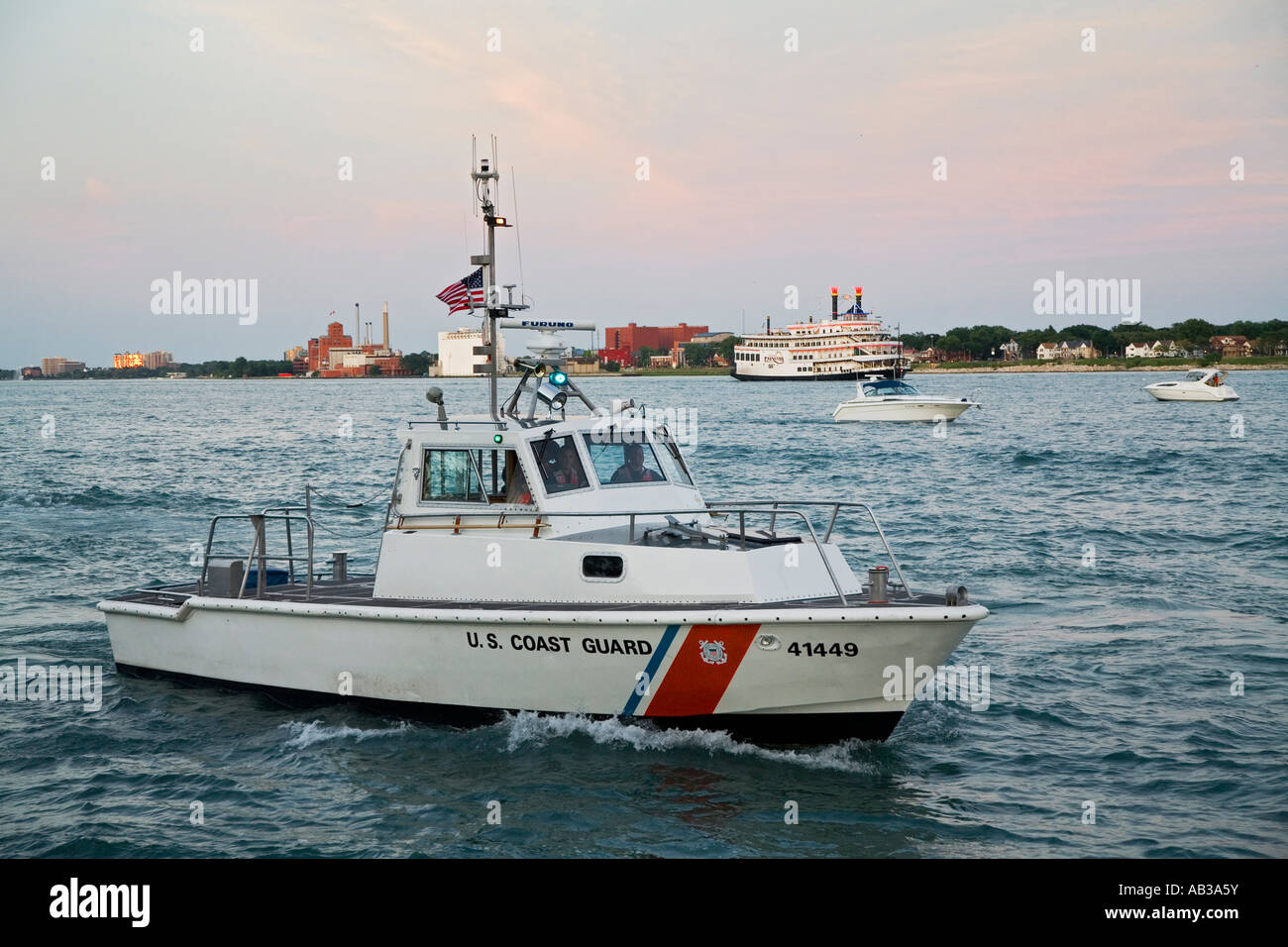 La guardia costiera pattuglie in barca sul Fiume Detroit Foto Stock