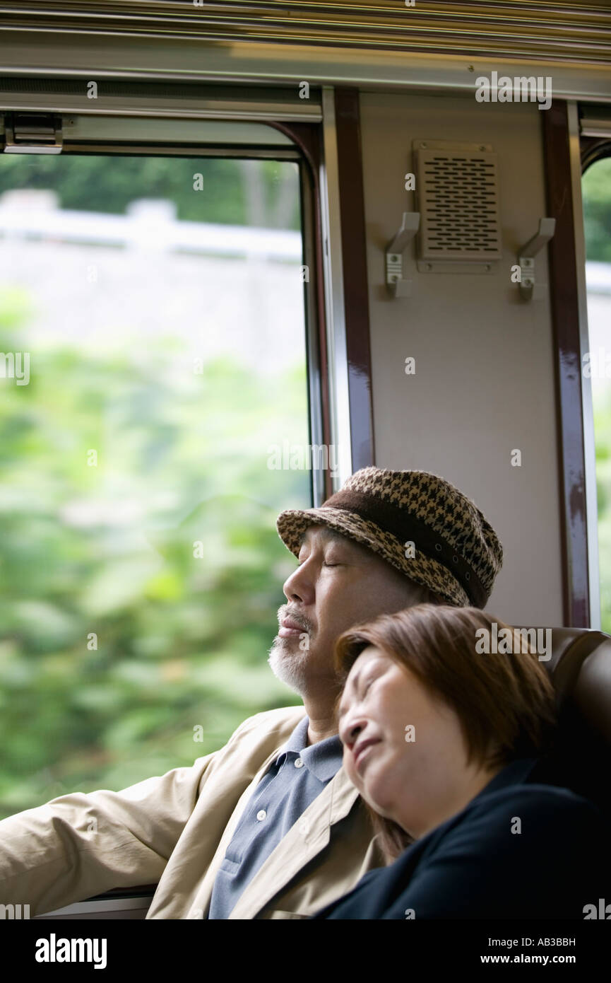 Coppia senior dormire in treno Foto Stock