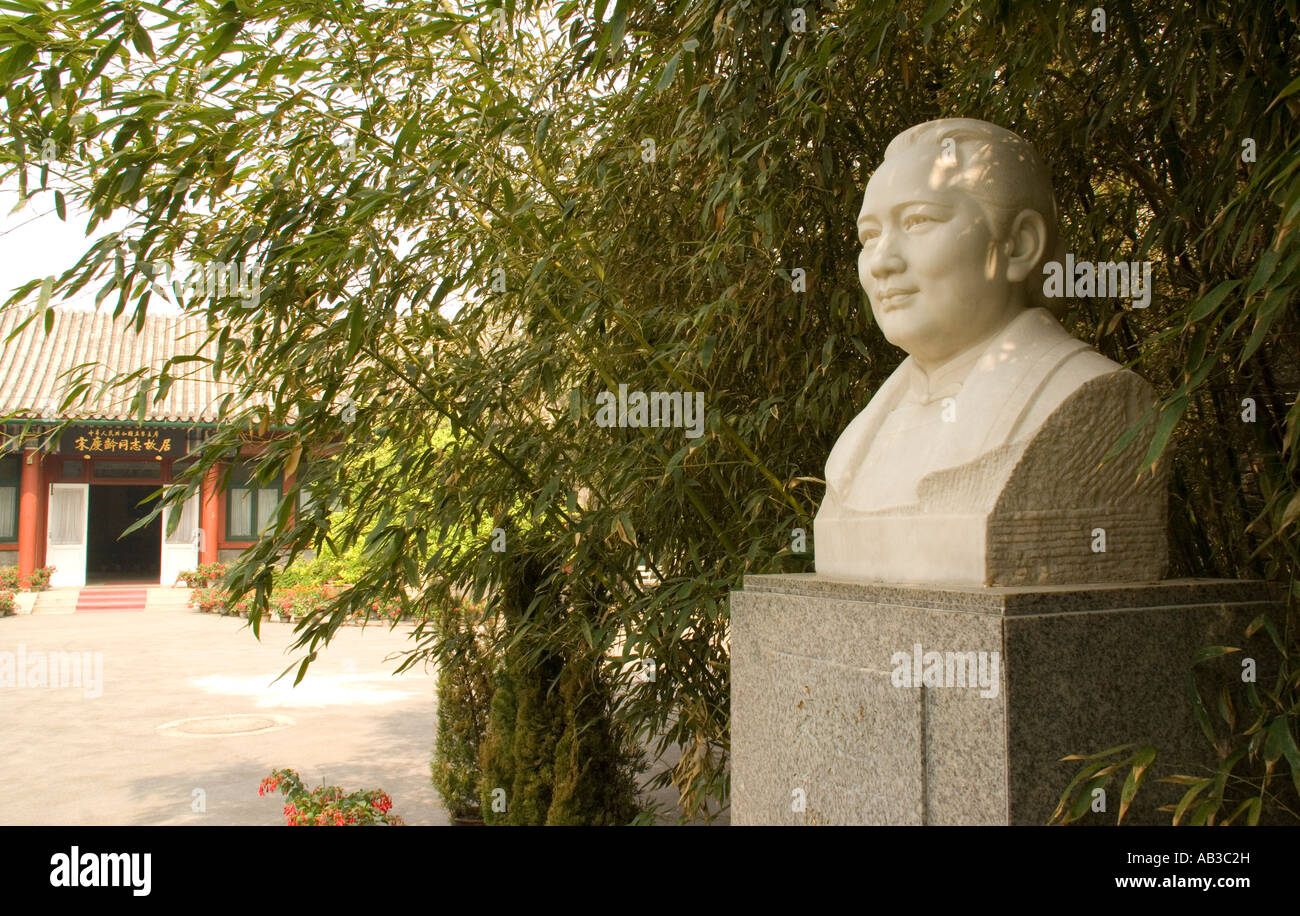 Soong Ching Ling busto al suo ex residenza nel Hou Hai indietro il lago di quartiere di hutong di Pechino Foto Stock