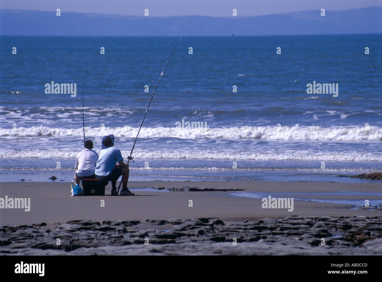 La pesca nel sud della spiaggia giù Dunraven Galles del Sud Foto Stock