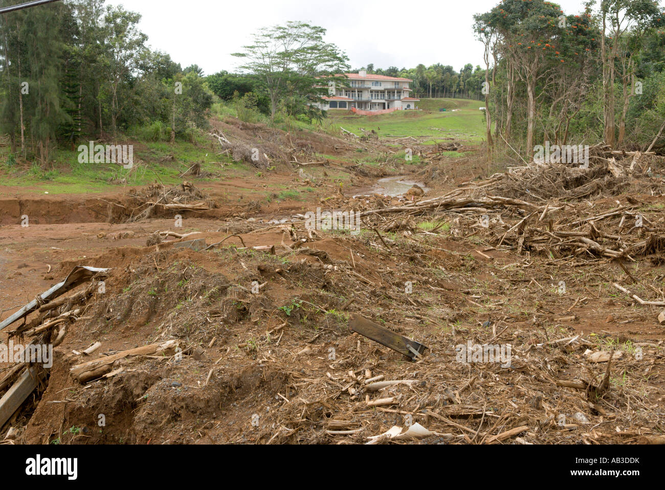 Dei danni provocati dalle inondazioni da piogge pesanti e di crollo di una diga Kauai Foto Stock