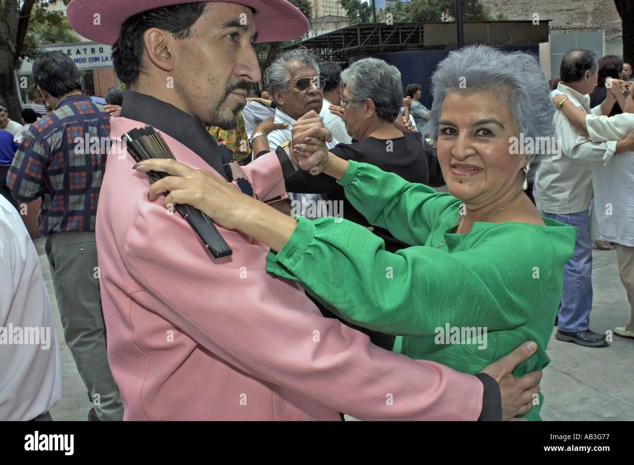 Danzon appassionati di musica la maggior parte di loro cittadini anziani si riuniscono per socializzare e ballo in una città del Messico park Foto Stock