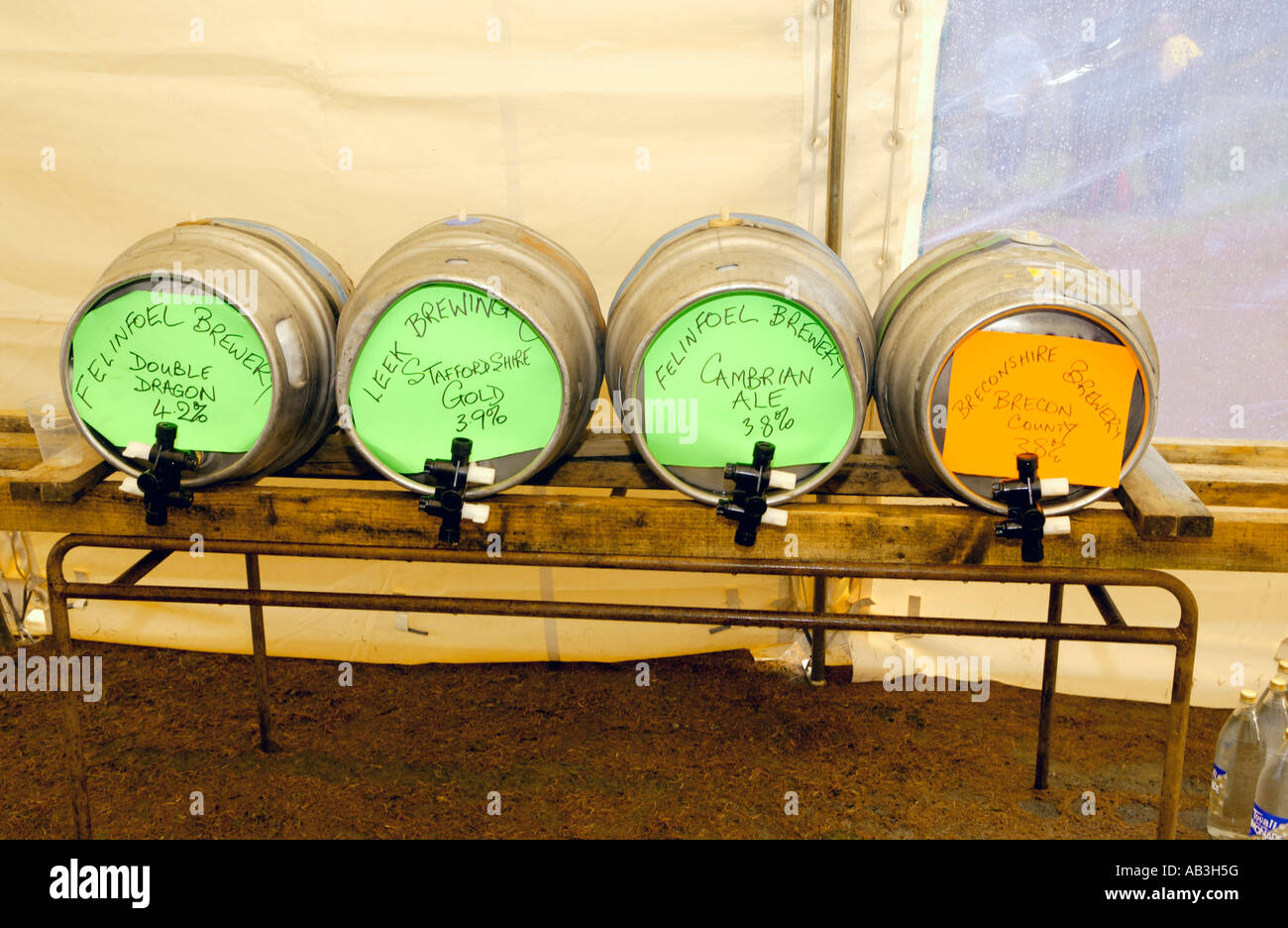 Botti di ale in attesa per gli escursionisti prendendo parte al Real Ale Ramble Walking Festival nei pressi di Llanwrtyd Wells Powys Wales UK Foto Stock