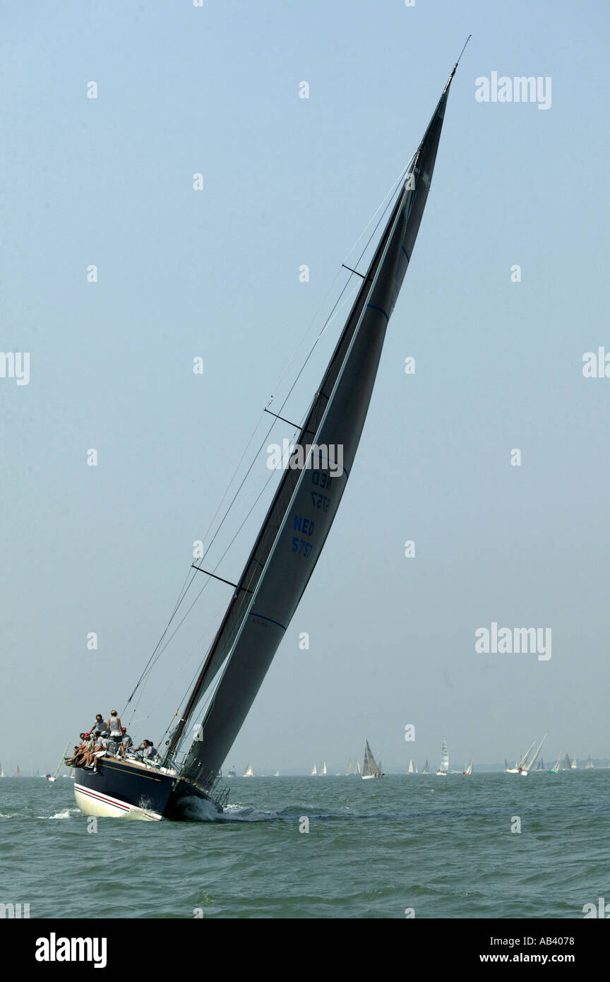 Racing nel Solent durante Cowes Sailing Week 2003 Foto Stock