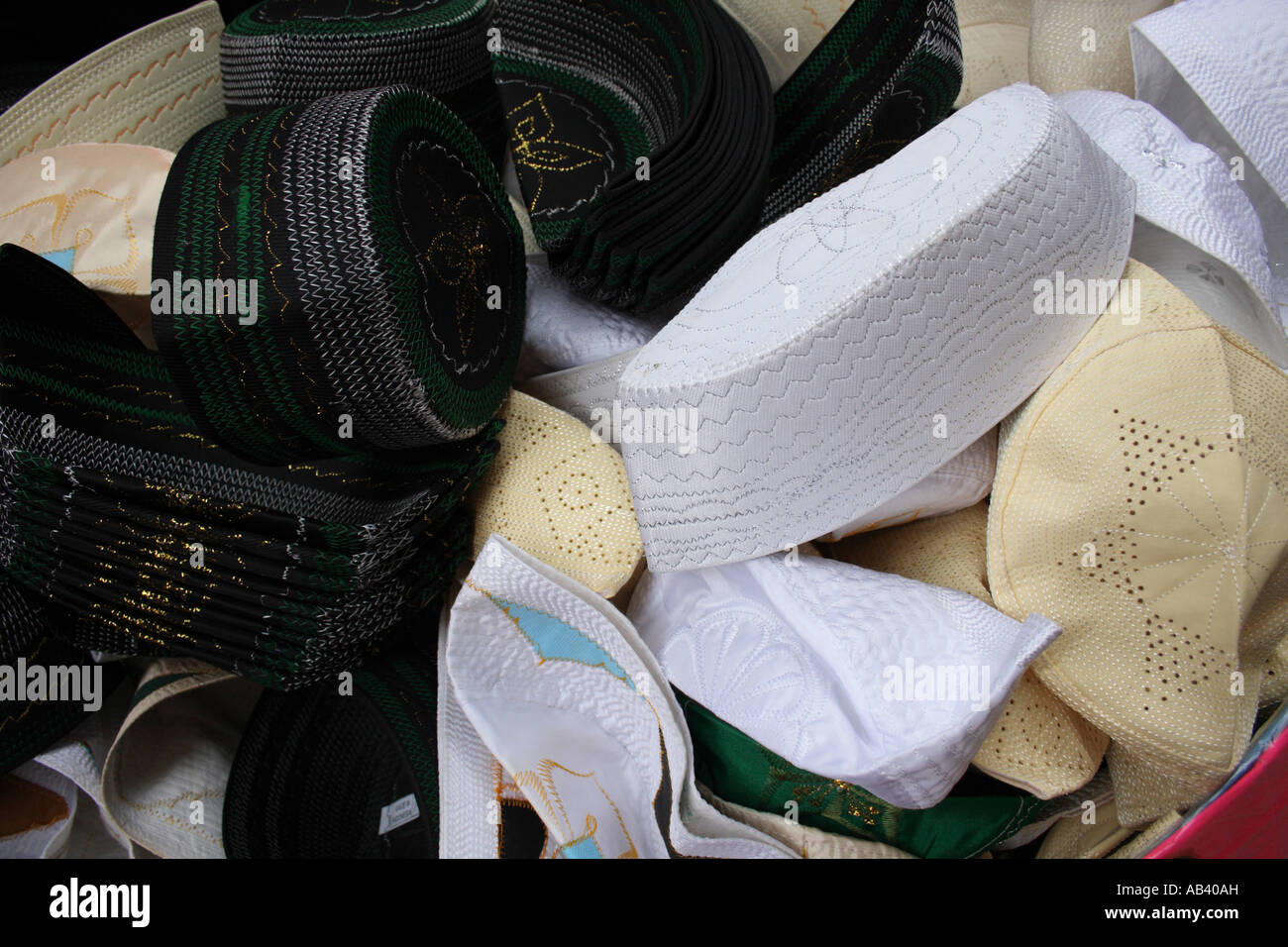 E songkok kopiah, cappuccio indossato dal malese maschio musulmano Foto Stock