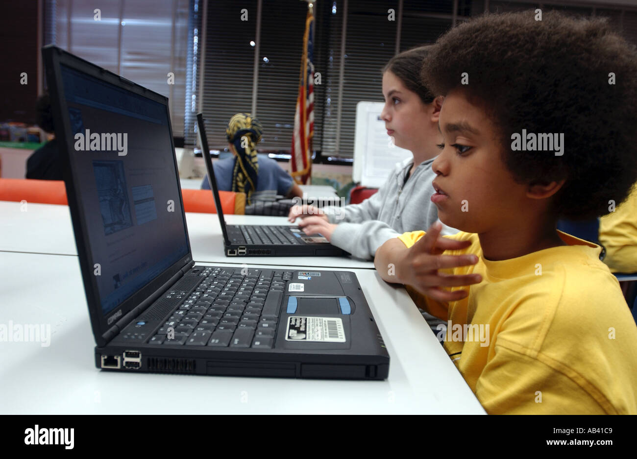 I giovani studenti a lavorare con il computer portatile computer notebook Foto Stock