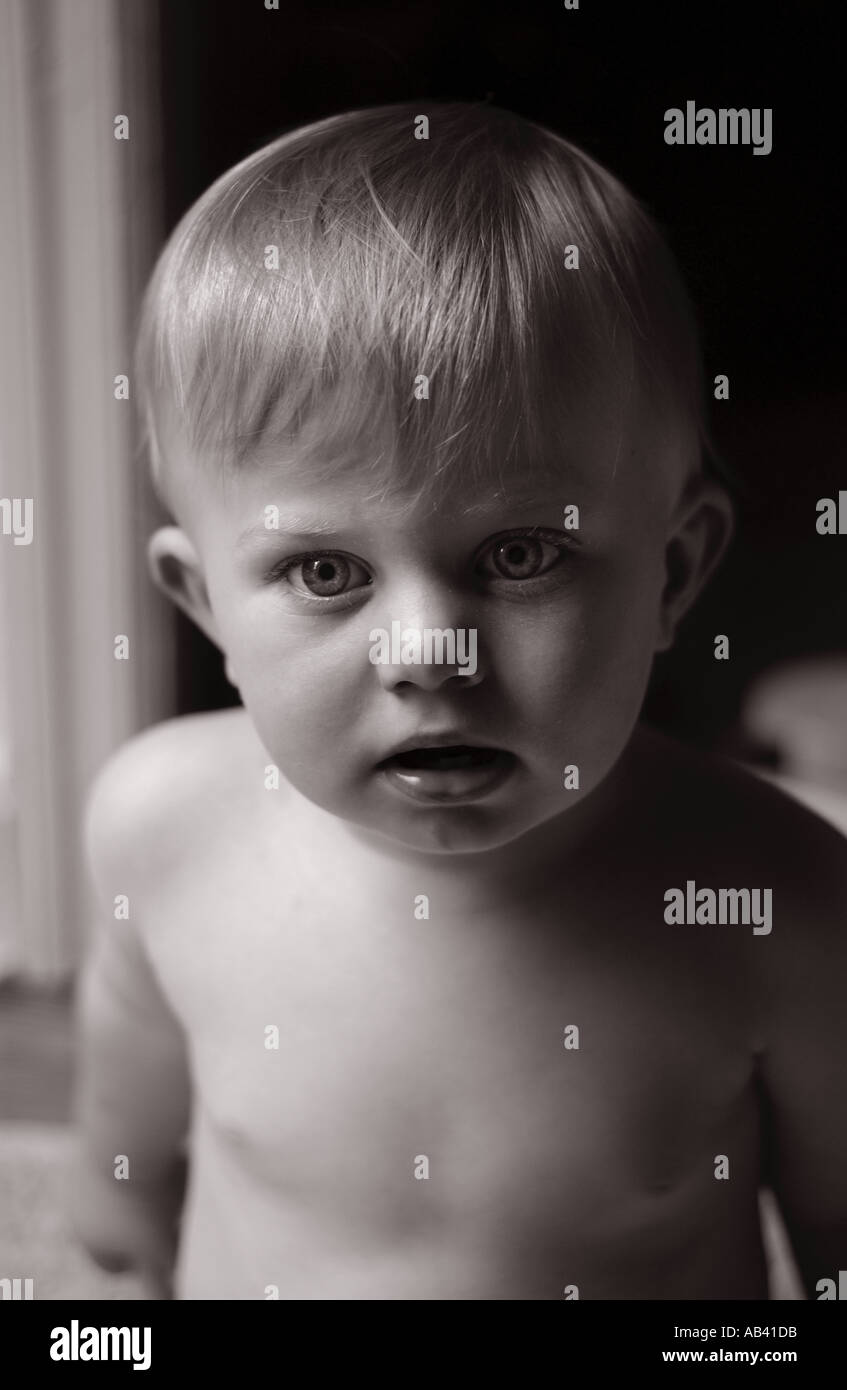 Baby boy cercando in home Foto Stock