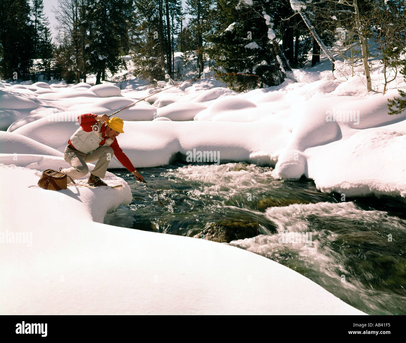Sawtooth National Recreation Area di Idaho che mostra un pescatore invernale con le racchette da neve lungo Scorfano Creek Foto Stock