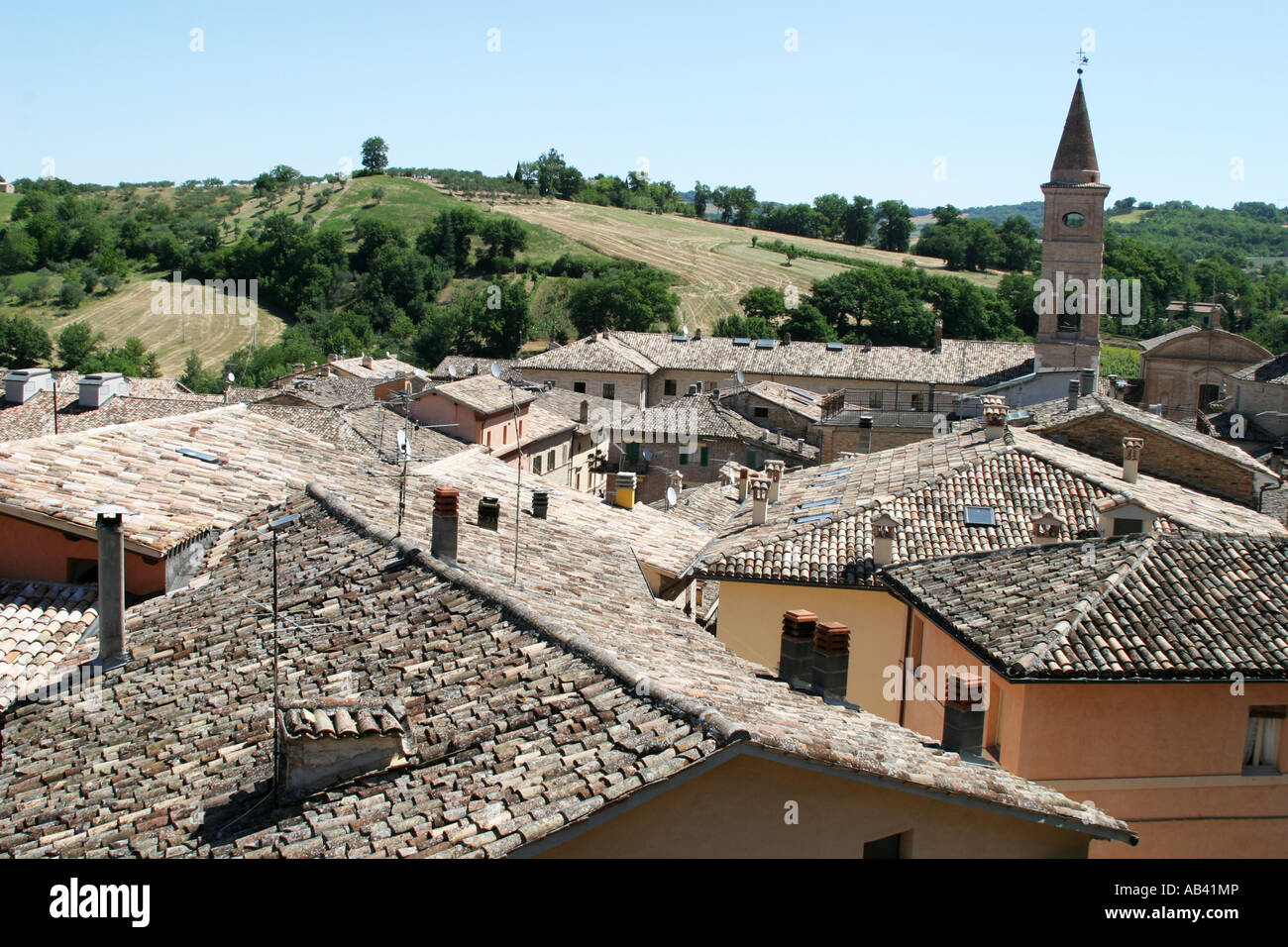 Vista della torre campanaria e tetti di Caldarola dal Castello Pallota .Le Marche Itlay Foto Stock