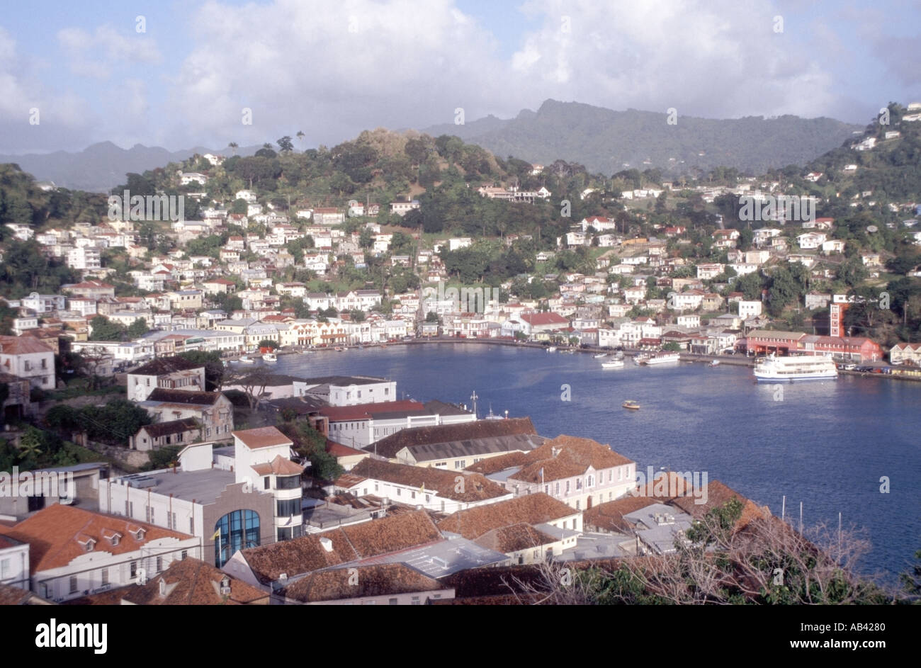 St Georges Grenada porto nel lato sud-est del Mar dei Caraibi semi veduta aerea del porto e gli edifici di collina Foto Stock