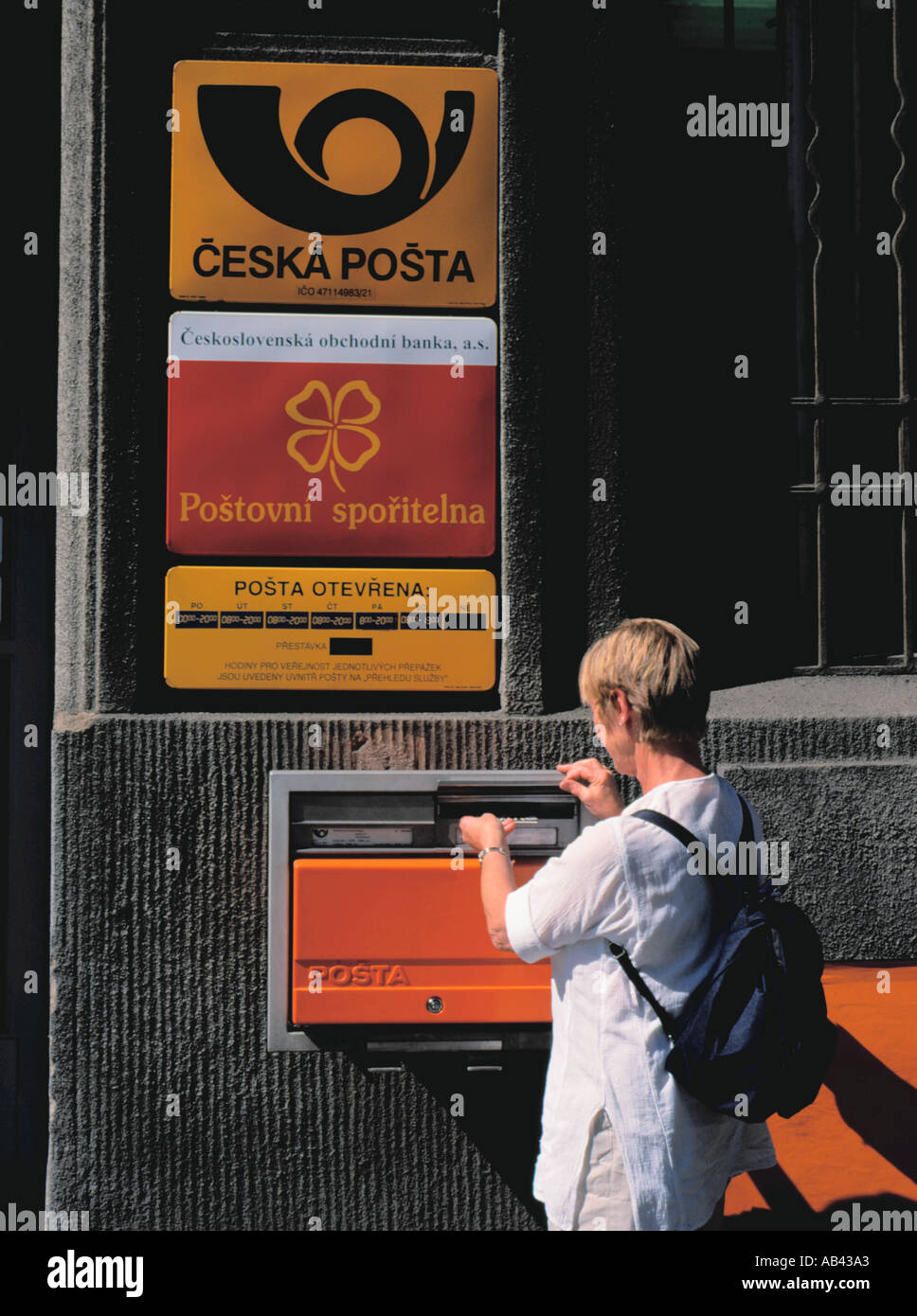 Inviare una lettera a un ufficio postale, Praga, Repubblica Ceca. Foto Stock