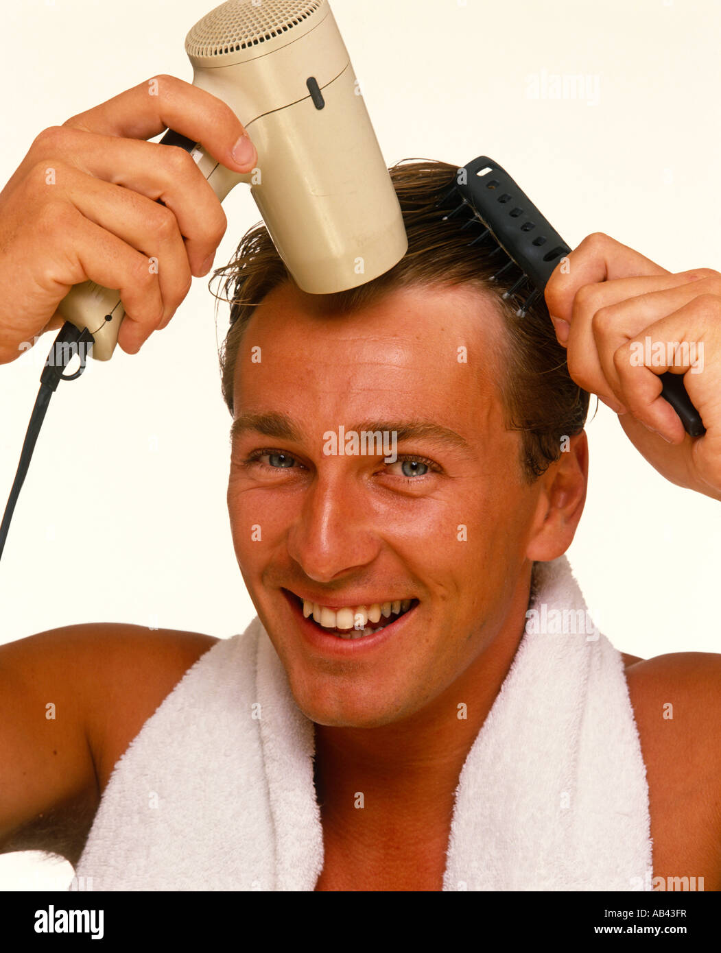 L'uomo la sua asciugatura Capelli Foto Stock