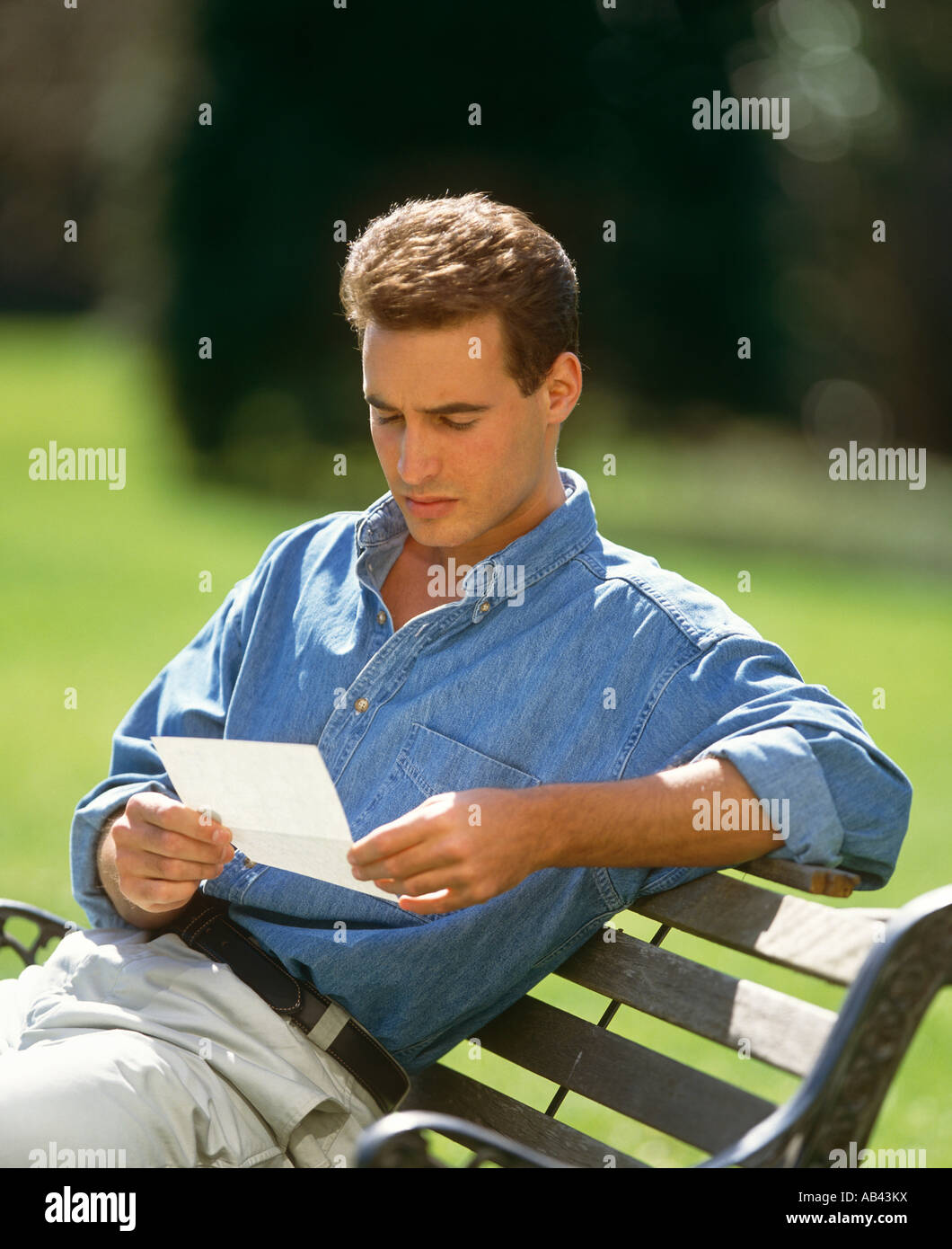 L'uomo all'aperto lettura la lettera Foto Stock