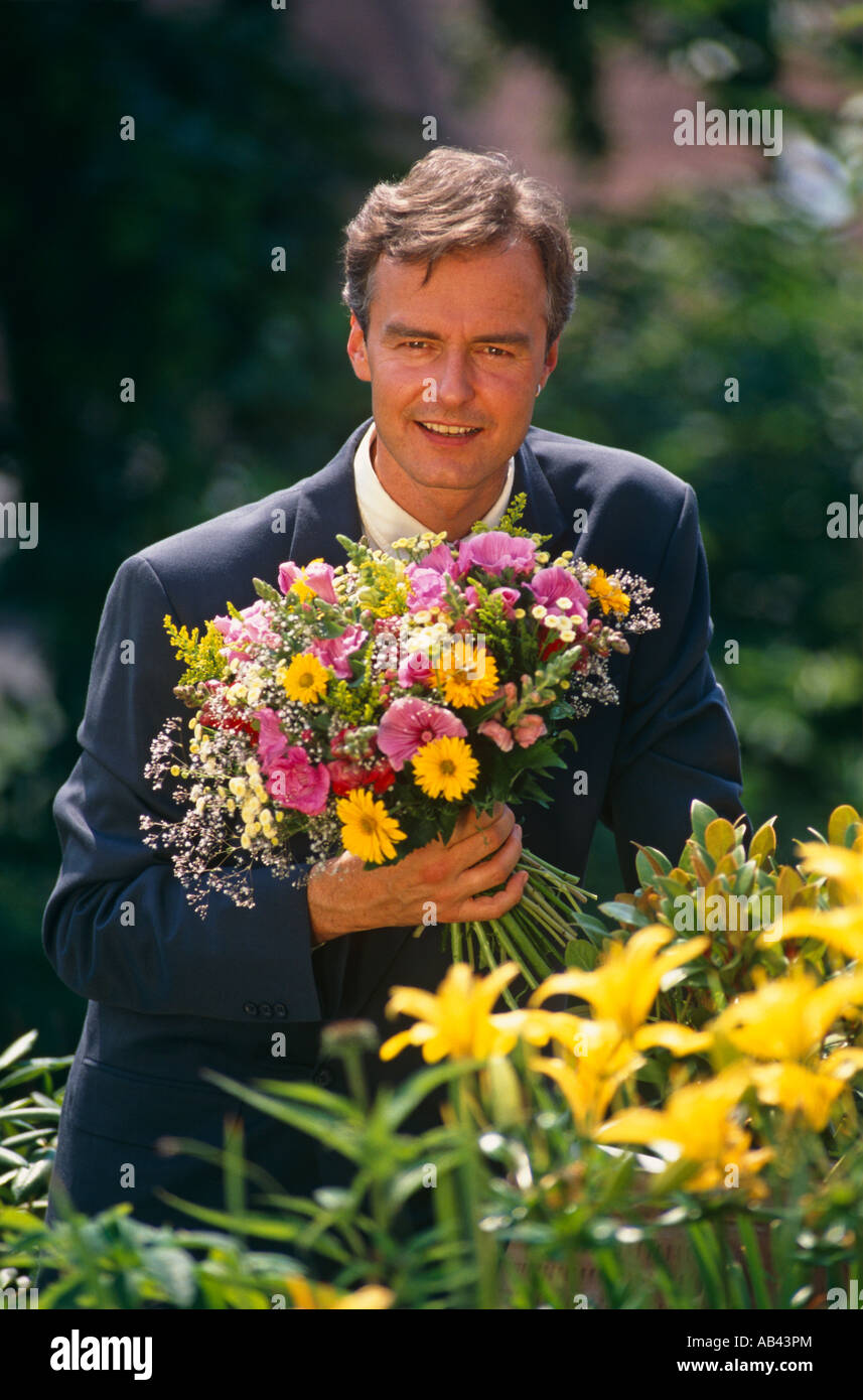 Uomo con fiori Foto Stock