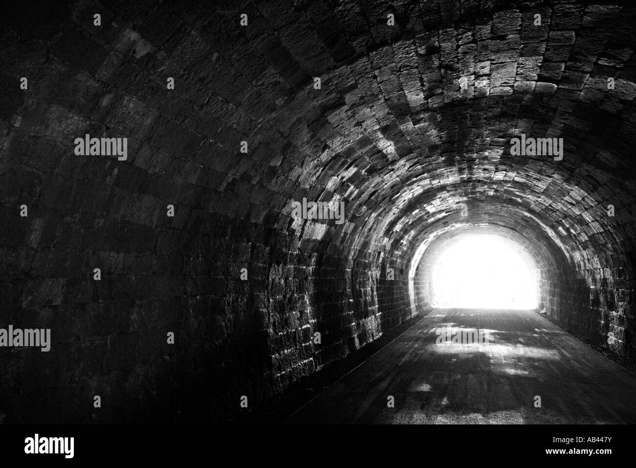 Verso la luce,il Tunnel Hopton, Pennine trail,parco nazionale di Peak District, Derbyshire,l'Inghilterra,UK Foto Stock