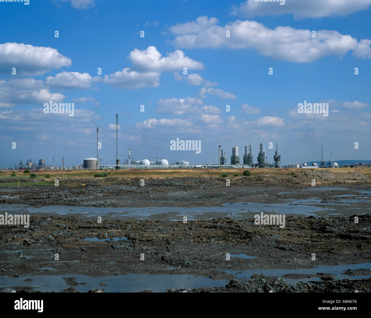 Panorama di una raffineria petrolchimica visto su terreni abbandonati, Guarnizione Sands, Teesside, Inghilterra, Regno Unito. Foto Stock