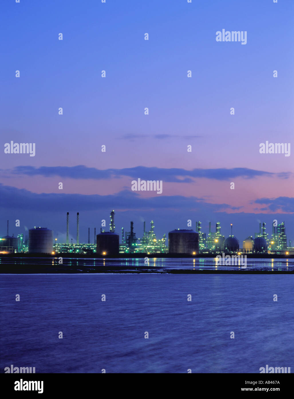 Raffineria petrolchimica sulla guarnizione Sands, visto oltre il Tees estuario di notte, Teesside, Inghilterra, Regno Unito. Foto Stock