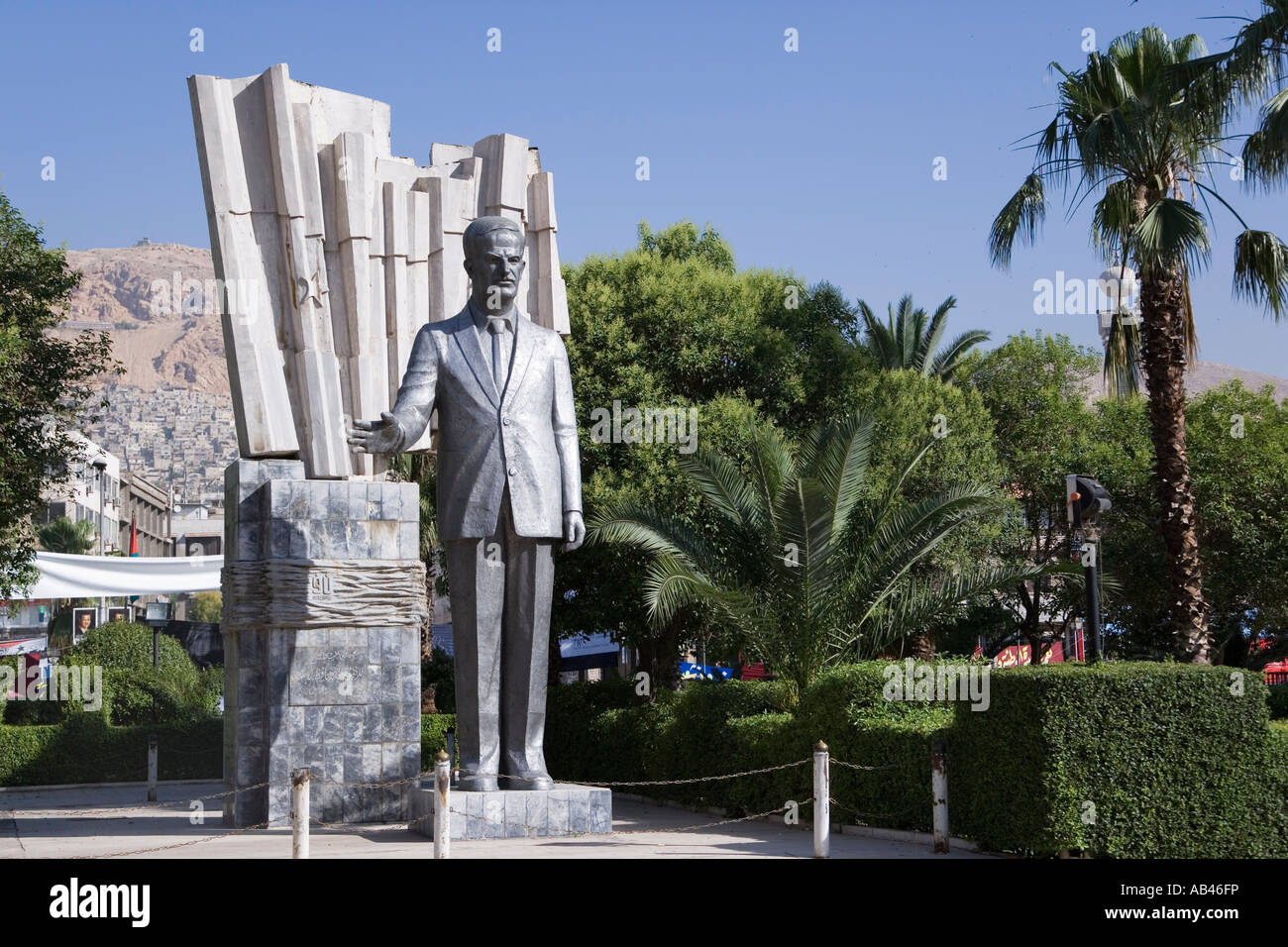 Una gigantesca statua di Hafez al Assad in dopwntown Damasco egli dominava la Siria con un pugno di ferro per 34 anni fino a quando non essendo riuscito da hi Foto Stock