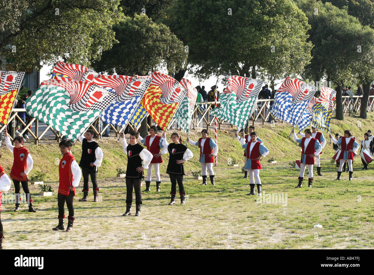 I bambini in costume medievale bandiera sventola al festival annuale a Monte rubbiano,Le Marche Italia Foto Stock