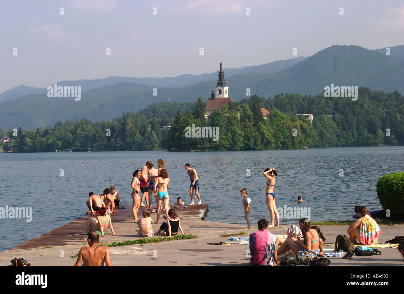 Spiaggia al lago di Bled con St Marie s chiesa sul iland Slovenia Foto Stock