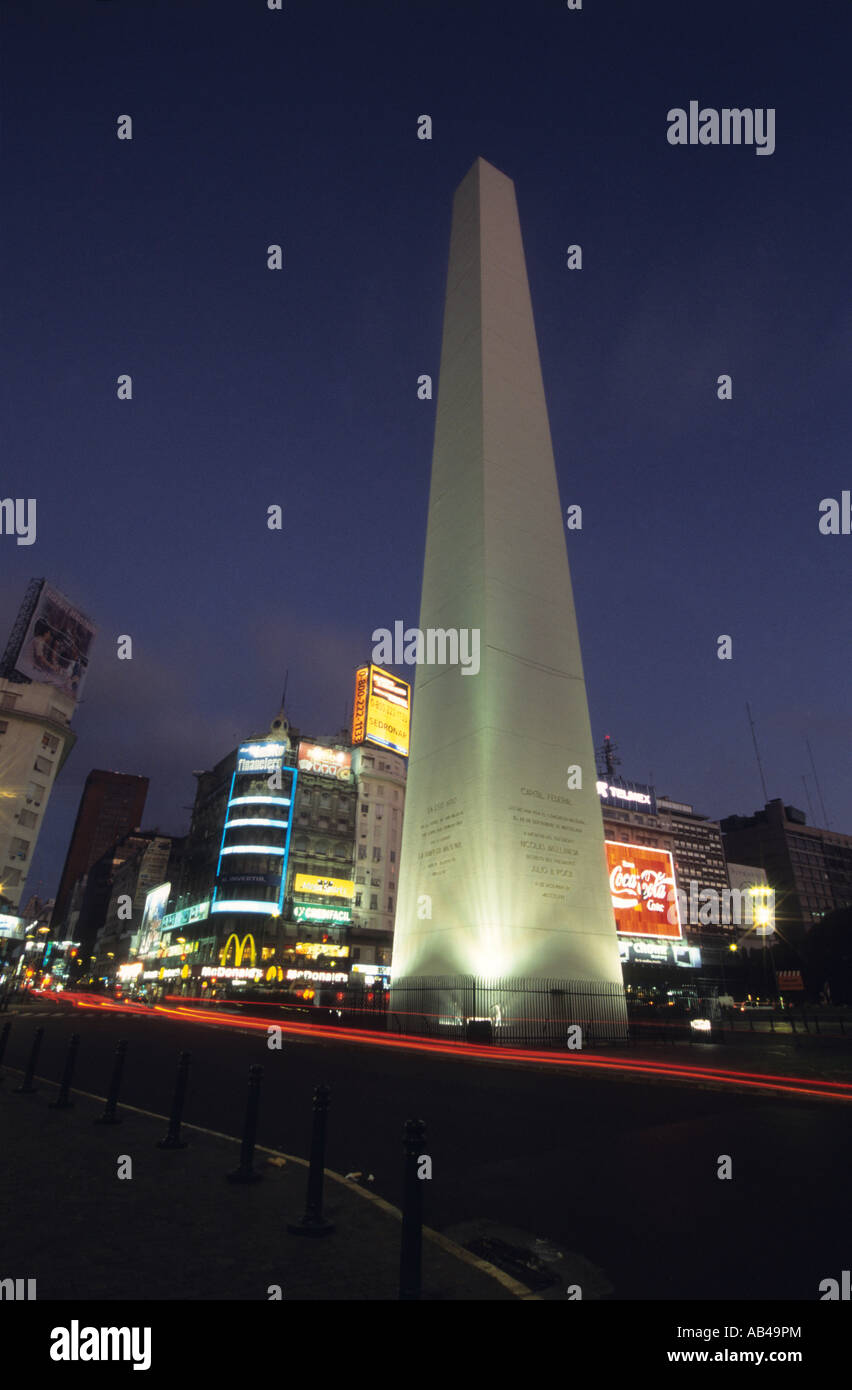 L'Obelisco e Avenue 9 de Julio dopo il tramonto, Buenos Aires, Argentina Foto Stock