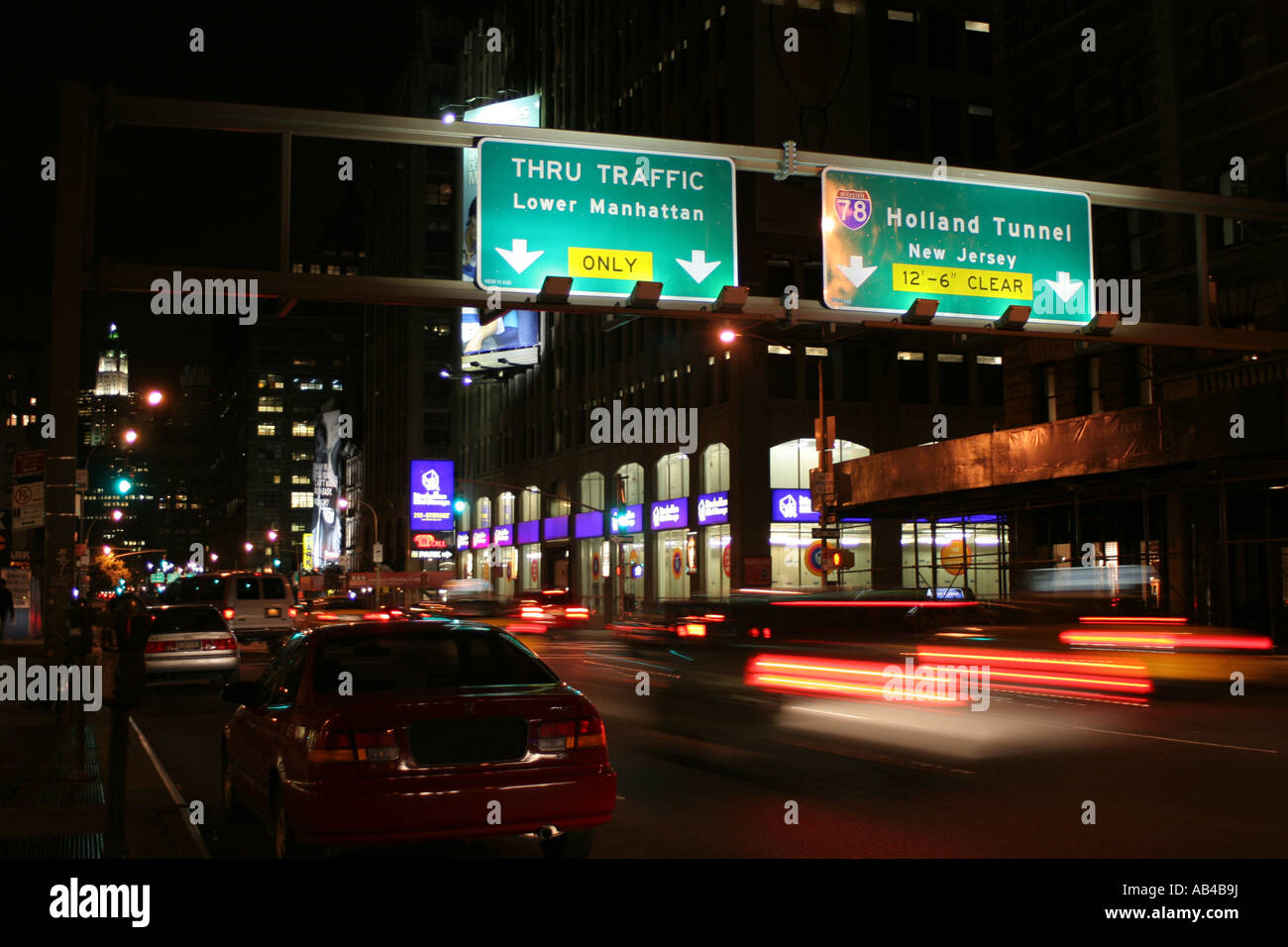 Manhattan via segni dirigere traffico intorno al Holland Tunnel entrata, New York, NY, STATI UNITI D'AMERICA Foto Stock