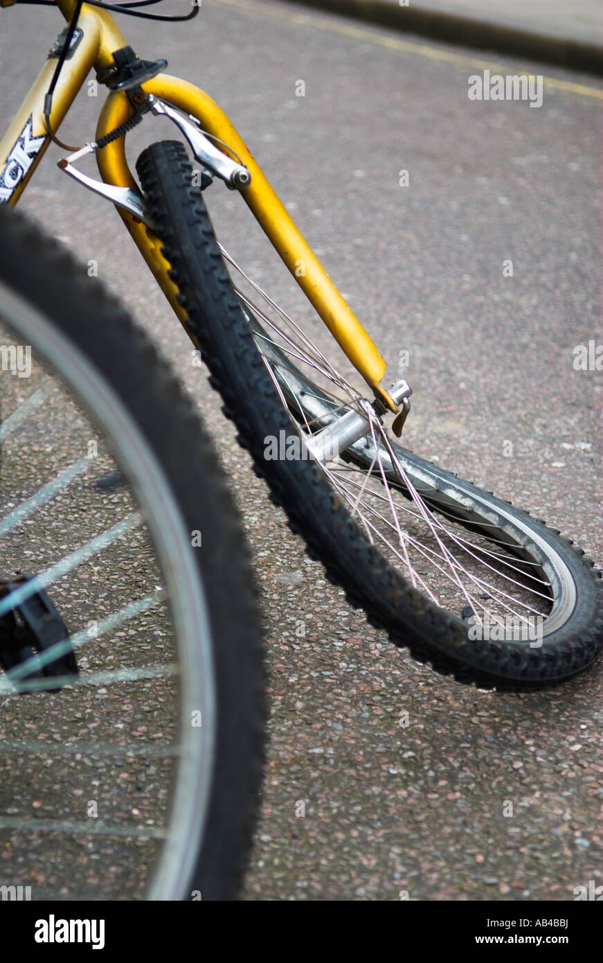Piegati e danneggiati ruota anteriore della bicicletta su strada Foto Stock