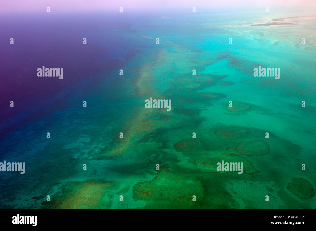 Vista aerea di barriera e di riporto le barriere coralline Bahamas Foto Stock