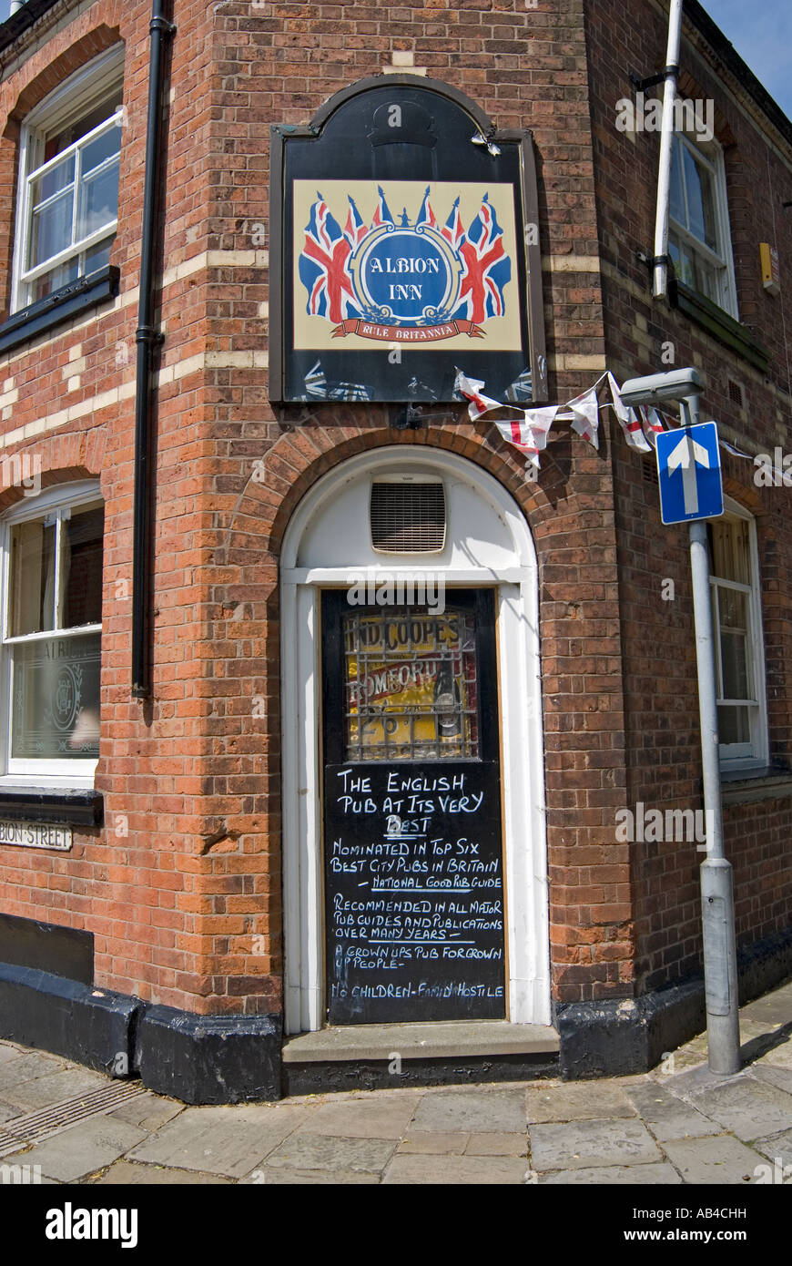 Chester. L'Albion House pubblica nell'angolo di Albion Street e Park Street nella storica città murata. Foto Stock