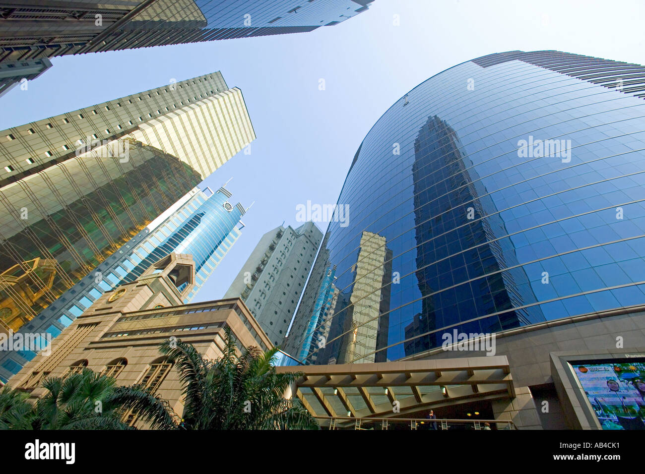 Un ampio angolo verticali convergenti vista dei grattacieli del quartiere degli affari, Central, sull'Isola di Hong Kong. Foto Stock