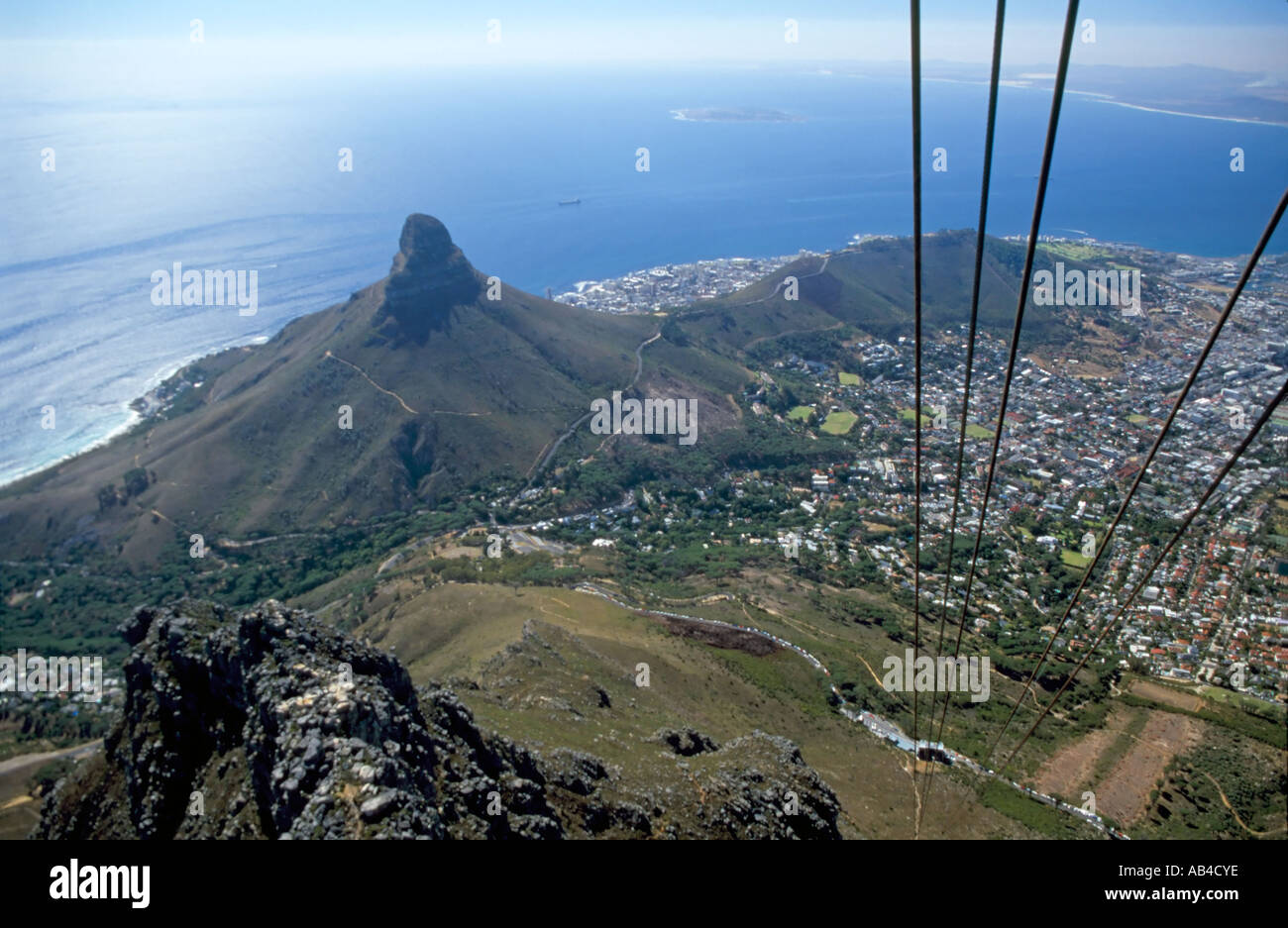 Una vista di Cape Town e la collina di segnale dal cavo rotair auto come esso asends alla cima della montagna della tavola. Foto Stock