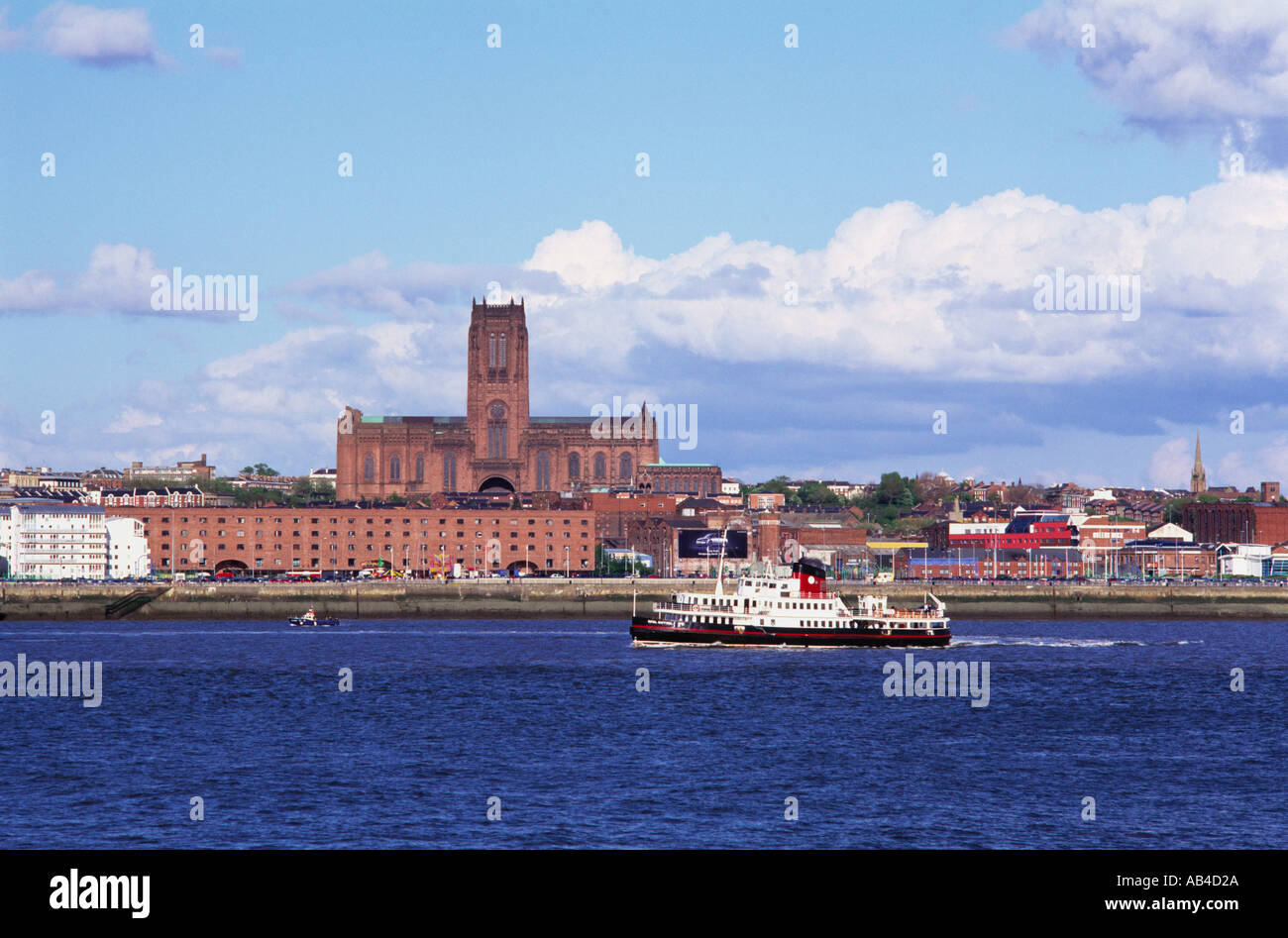 Fiume Mersey Cattedrale Anglicana e traghetto Liverpool Merseyside England Foto Stock