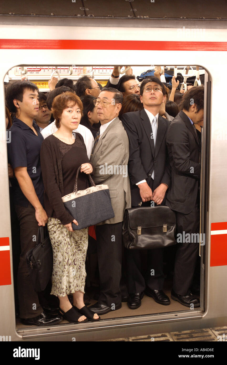 Pendolari su un affollato treno della metropolitana presso la Stazione di Shinjuku Tokyo Foto Stock