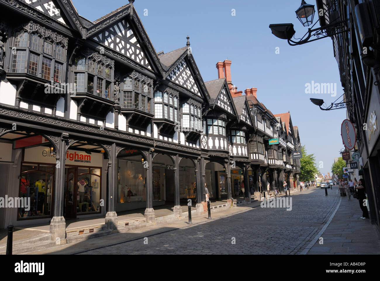 In bianco e nero la metà degli edifici con travi di legno e le righe di Northgate Street nella città storica di Chester Foto Stock