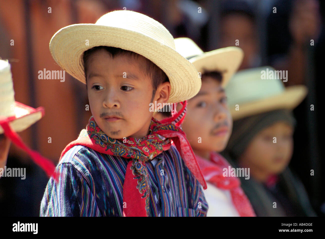 Giovani ragazzi ispanici in costume tradizionale a un festival locale in Antigua. Foto Stock