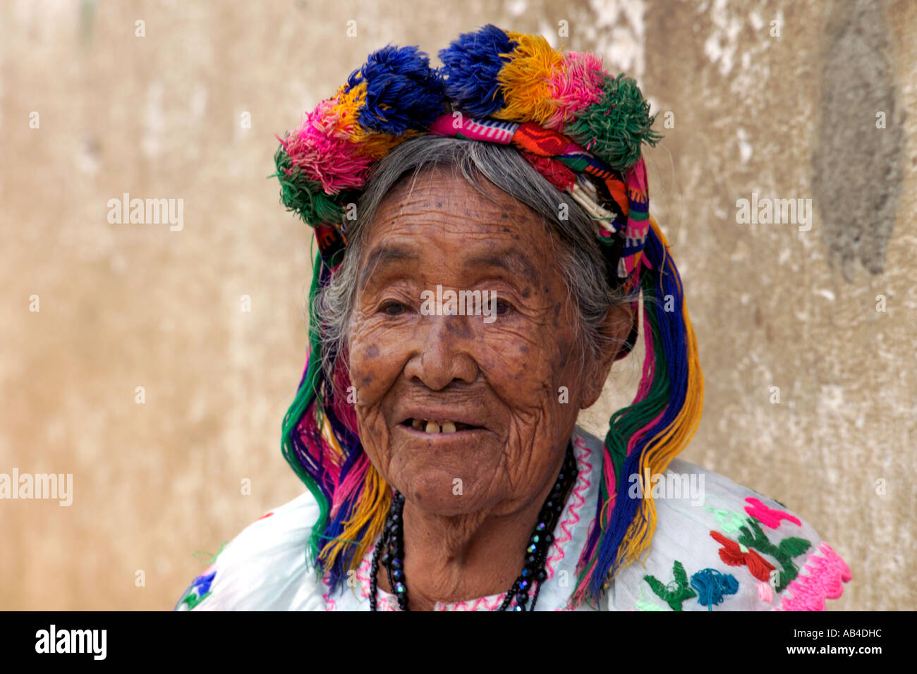 Testa e la spalla ritratto di una vecchia signora in costume tradizionale da Panajachal. Foto Stock