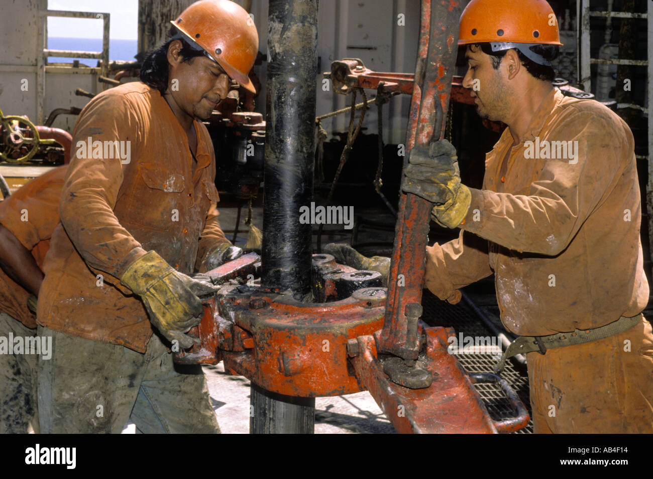 I lavoratori dello stato di proprietà di una società petrolifera Pemex cambiare il tubo e involucro su un rig nella baia di Campeche nel Golfo del Messico Foto Stock