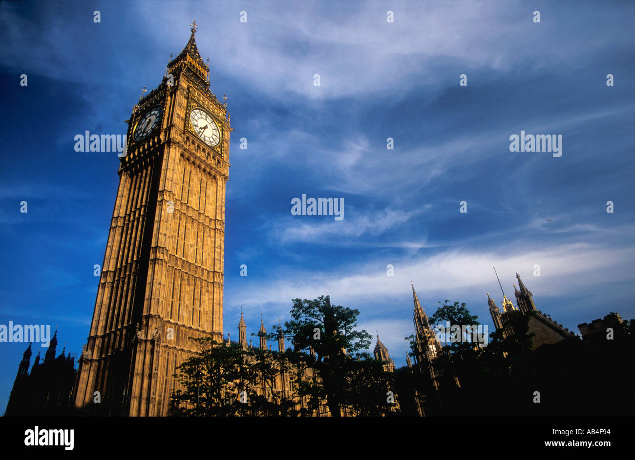 Big Ben case di clock del Parlamento Westminster Londra in serata sole estivo Inghilterra Gran Bretagna Regno Unito Regno Unito GB Foto Stock