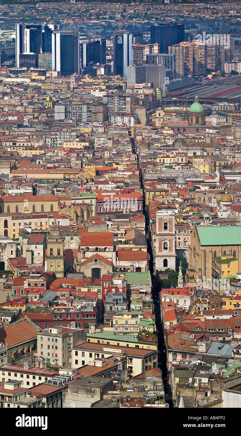 Il volto mutevole di Napoli; la Via dei Tribunali e grattacieli moderni Foto Stock