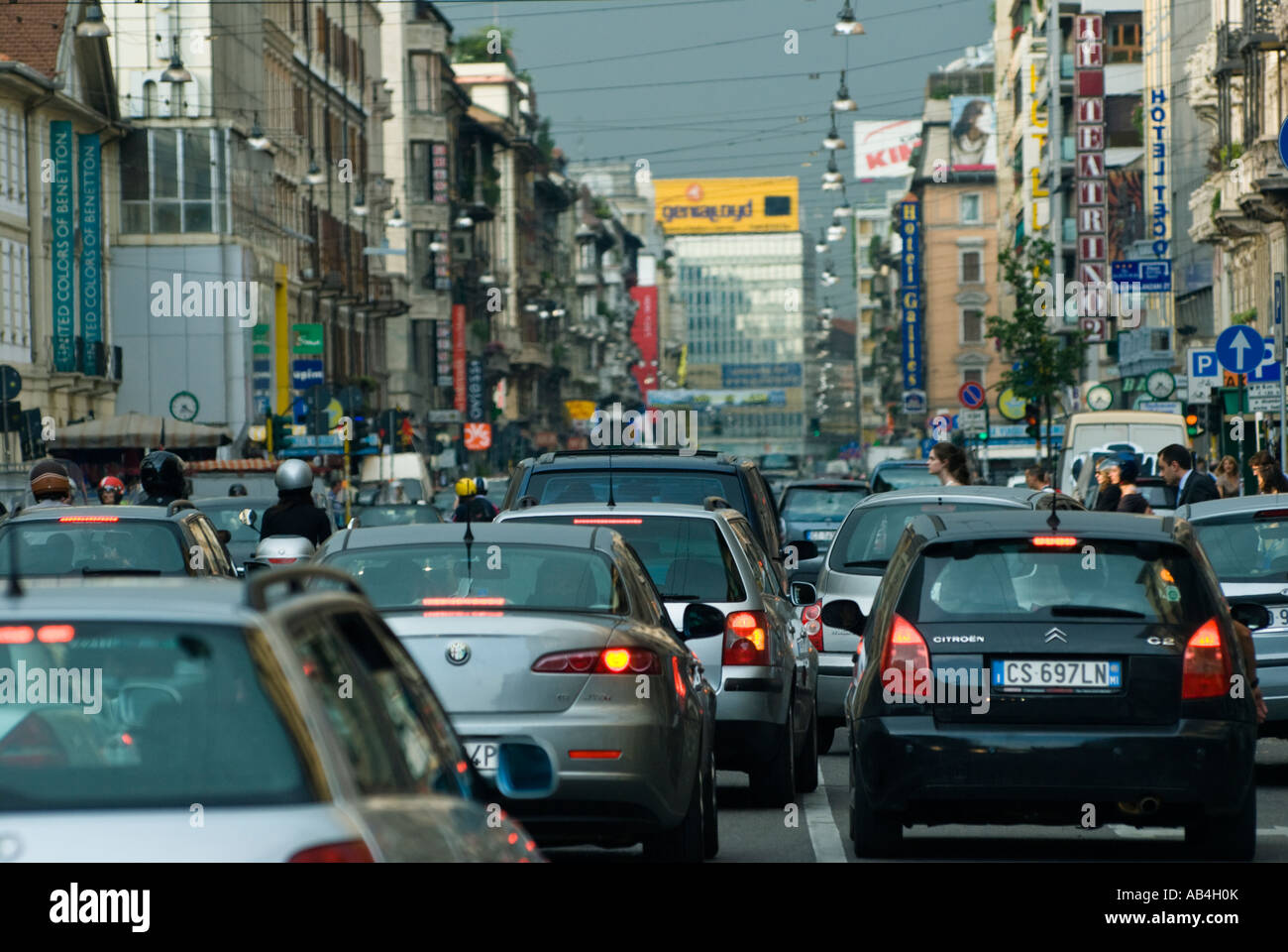 L'ora di punta il traffico su Corso Buenos Aires, una delle principali di Milano per lo shopping. Foto Stock