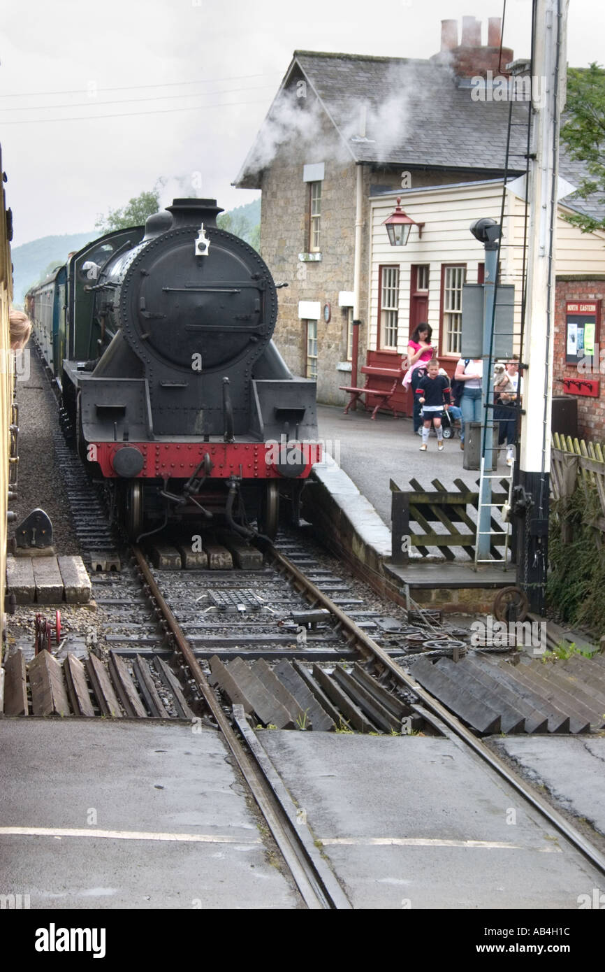 Motore di vapore 825 alla stazione Levisham Yorkshire North York Moors Railway Foto Stock