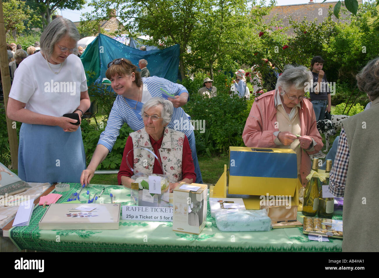 Tombola presso il village estate fete detenute da donne locali dell'Istituto, Burton Bradstock, Dorset, Regno Unito. Foto Stock