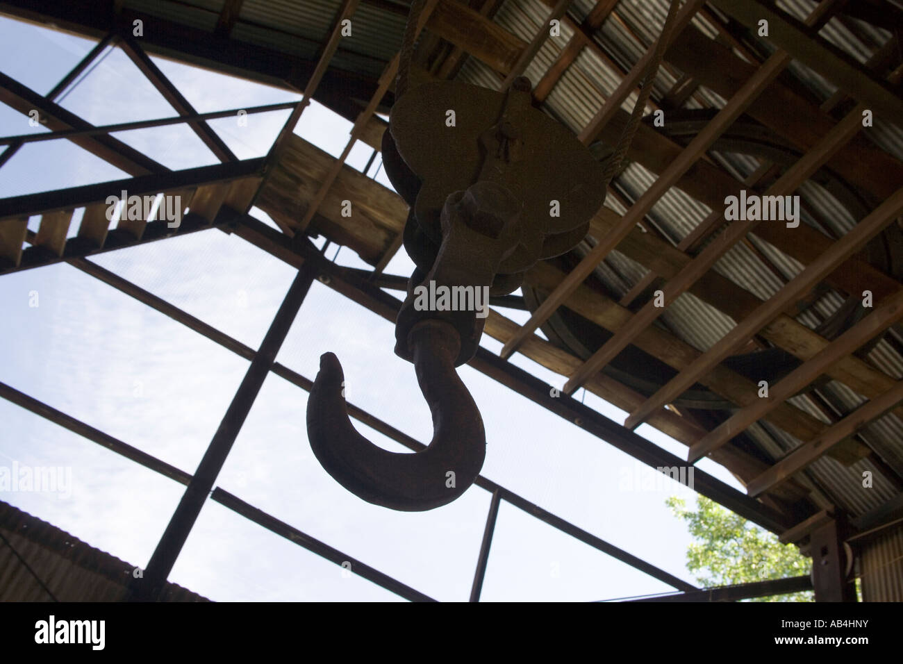 Gancio con blocco della puleggia interna della vecchia bottega, California Foto Stock