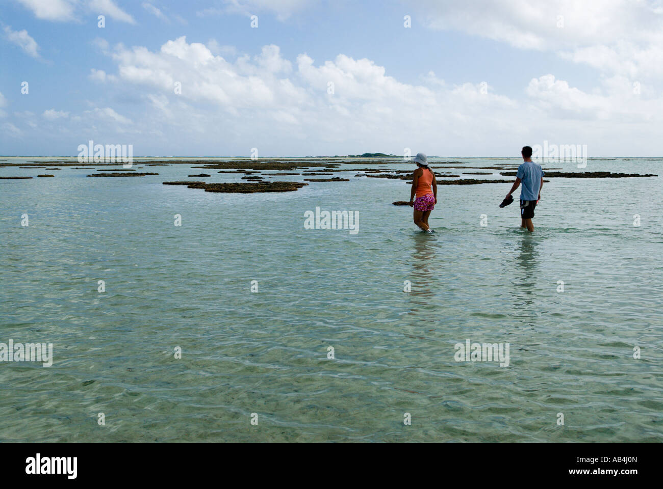 La gente che camminava sul ahu O Laka sandbar, Kaneohe Bay, Oahu, Hawaii Foto Stock